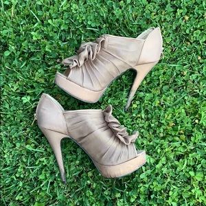 {Chinese Laundry} Taupe heels